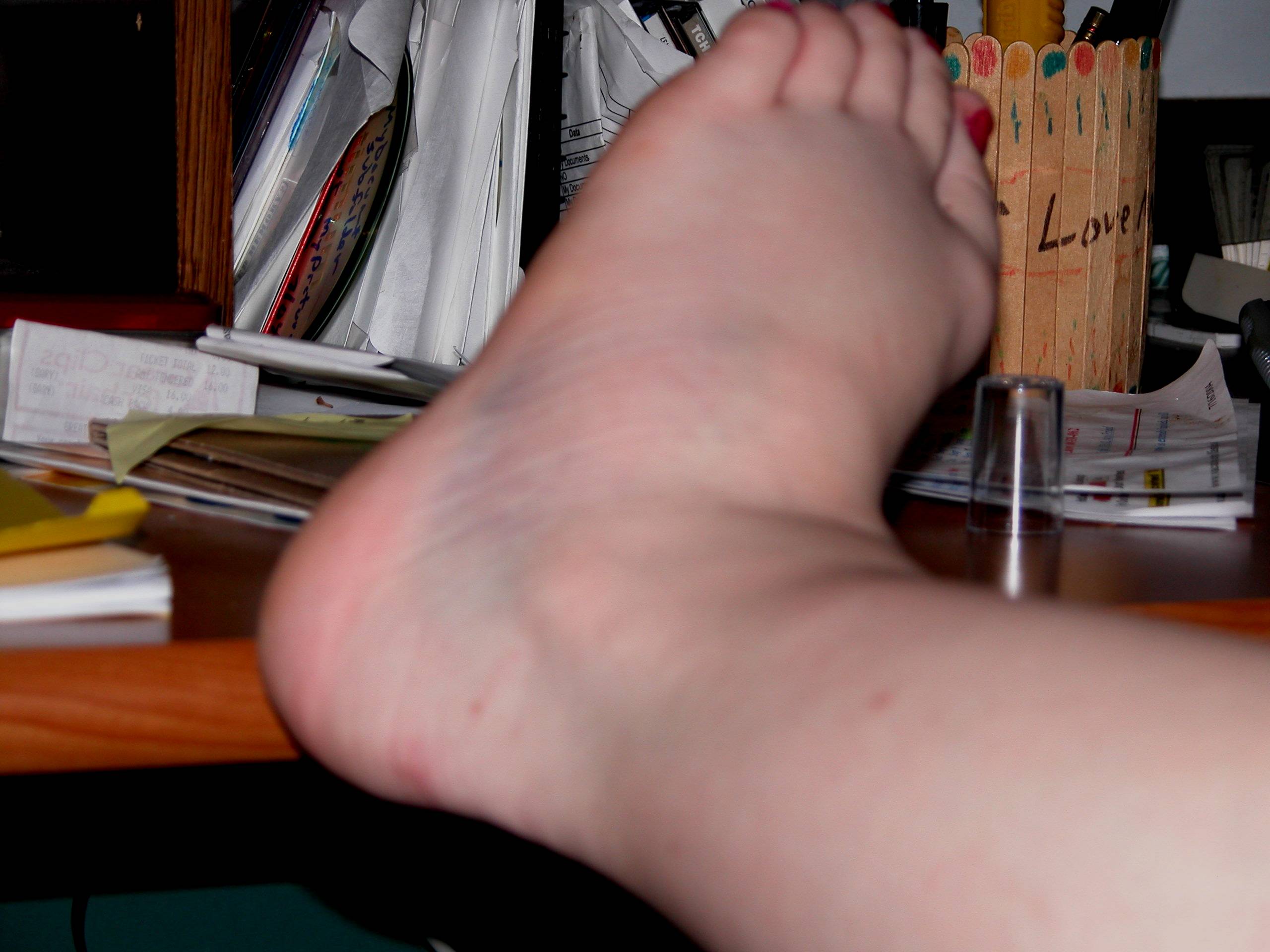 hollysfoot121.jpg